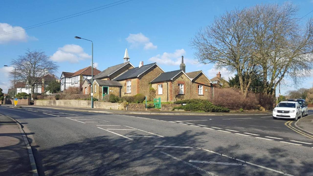 Converted Bungalow In Bexley London Bagian luar foto