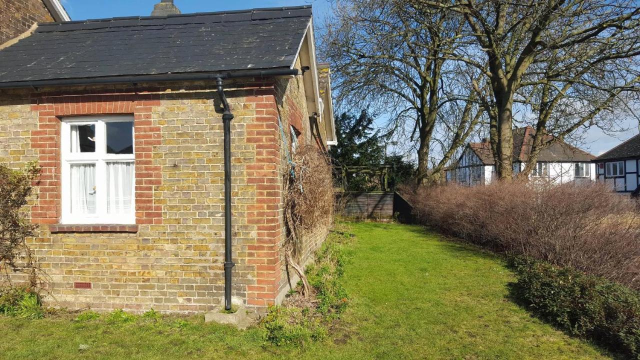Converted Bungalow In Bexley London Bagian luar foto